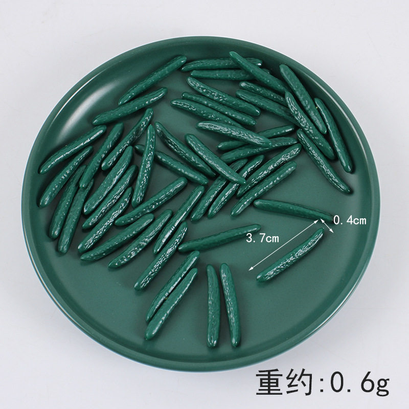 3.7cmの濃い緑色のキュウリ