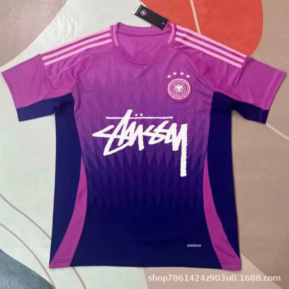ドイツの顧客向けの Stussy の 24 モデル