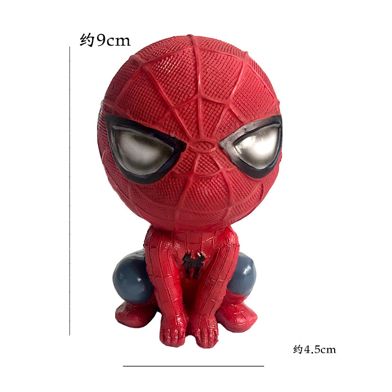 両手で地面に伏せるスパイダーヒーローの置物