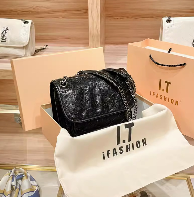 黒のトランペットには金具のマークがありません