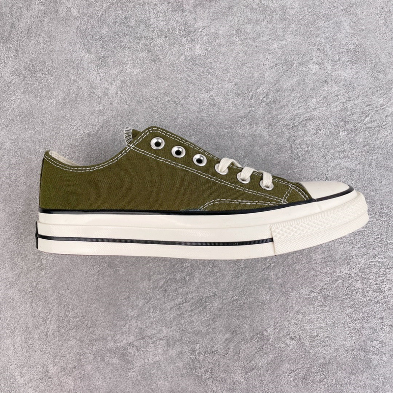 オリーブグリーンのロートップ(ワンサイズ大きめ)