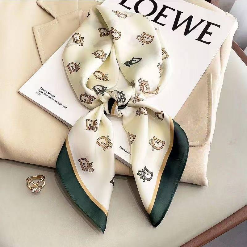 緑の縁取り文字 DIOR