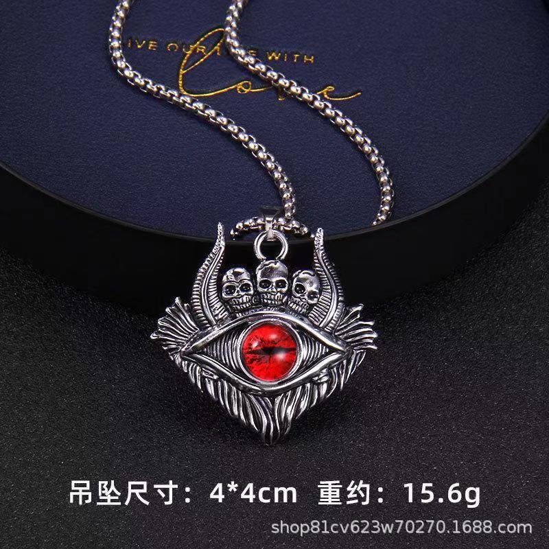 悪魔の目が赤い