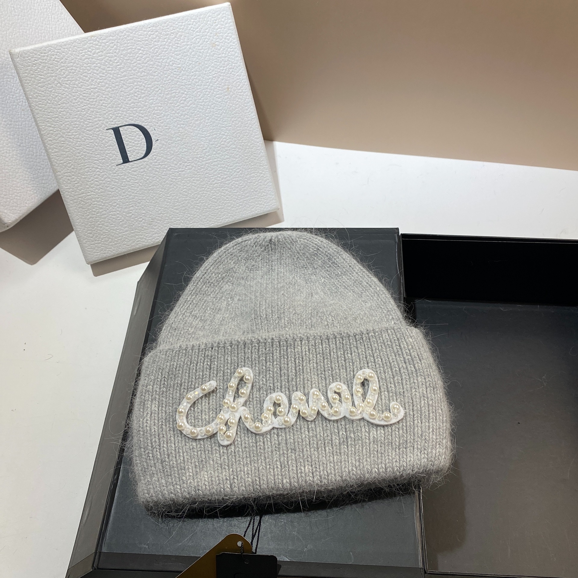 薄い灰色 + 白いアルファベット