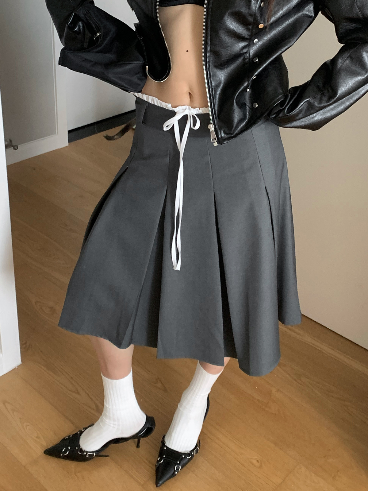 グレー
