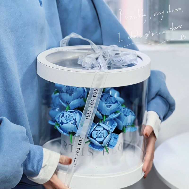 青いバラと白いバケツのギフトボックス 18 個 (ライト付き)