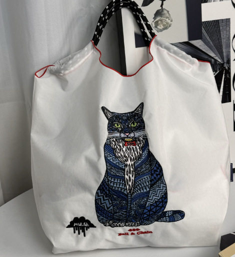 白いタトゥー猫