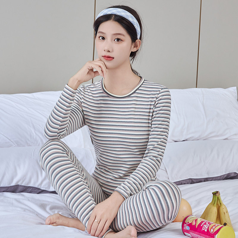 丸首の浅いカレーのストライプのスーツ