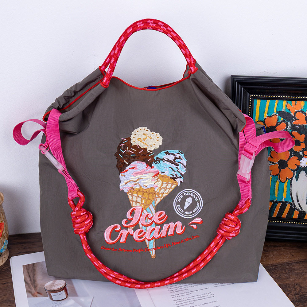 ダークグレーのアイスクリームコーン（ストラップは付属しません）