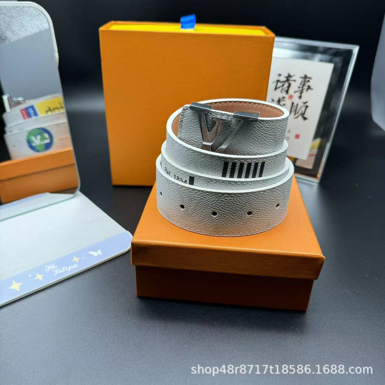 プレーンなホワイトシルバーのバックル