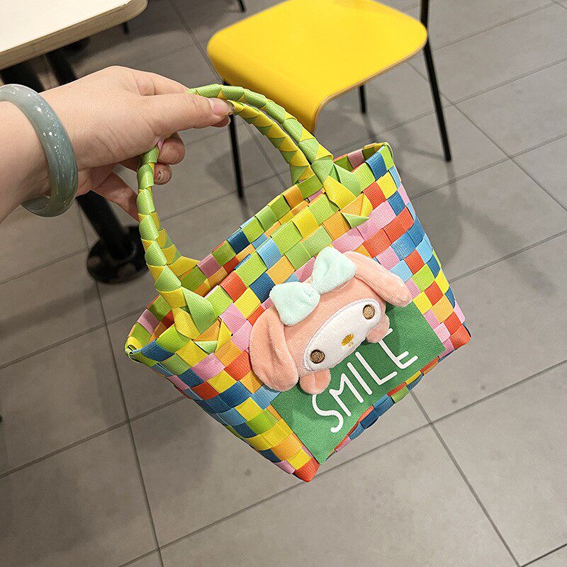 カラフルなチェック柄の大きなロゴ + ピンクの犬