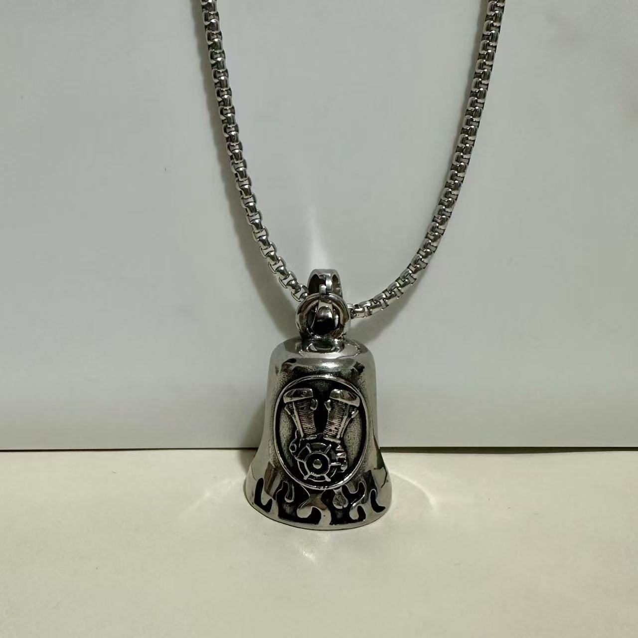 ハーレーベルとネックレス