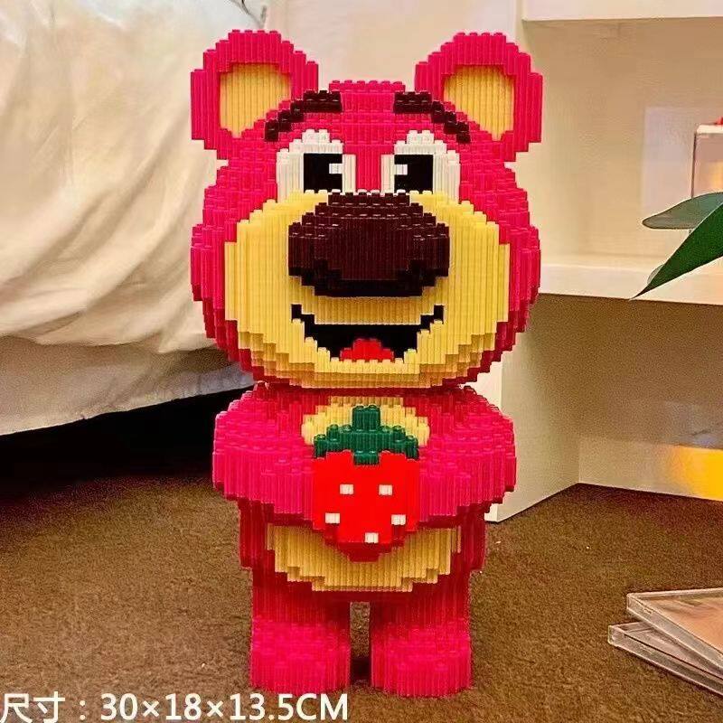 いちご熊を手に持つ