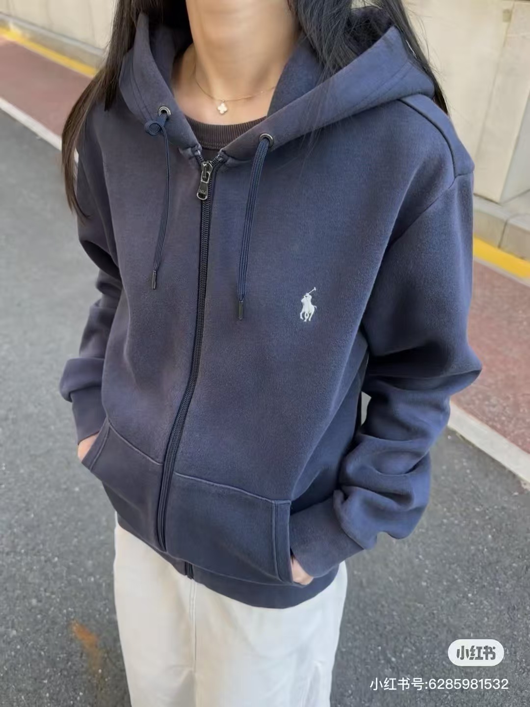紺色の服と白い馬の帽子