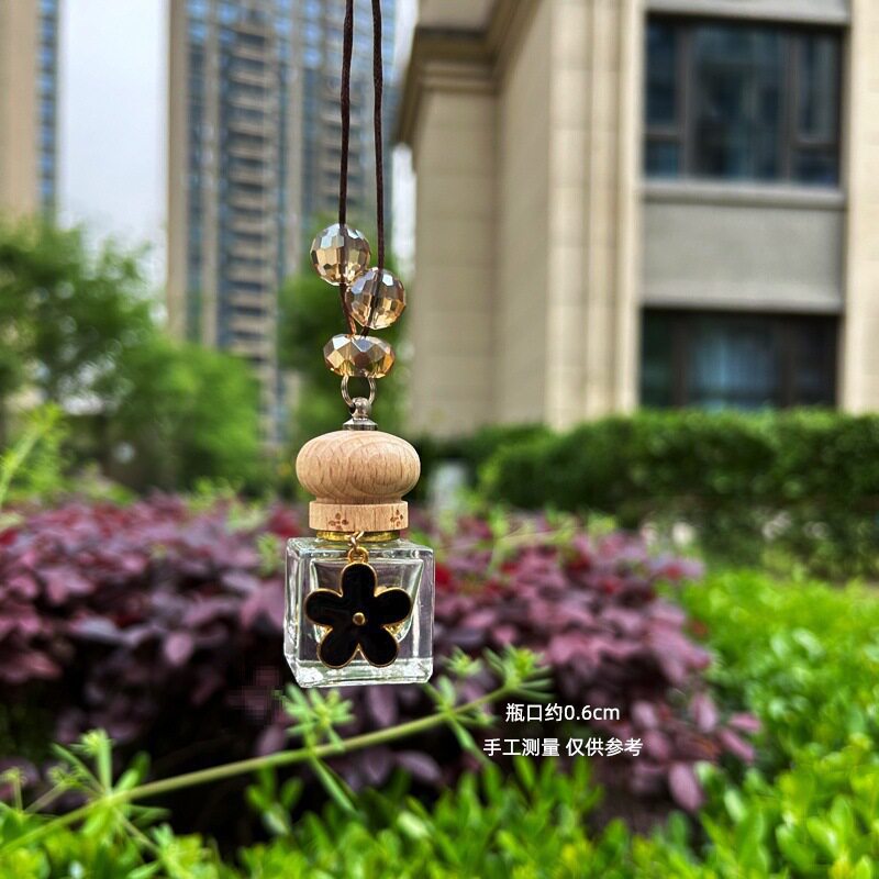 黒い花の四角いボトルに約60カプセル入っています