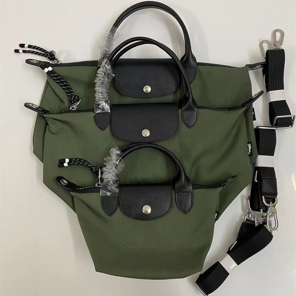 オリーブグリーン