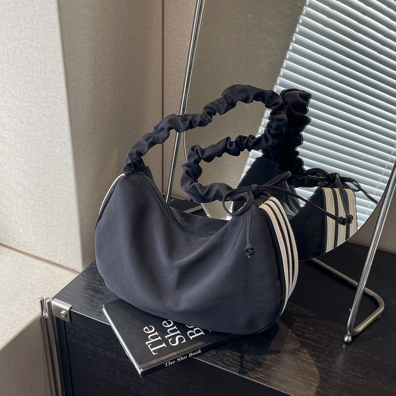 黒の 3 つの垂直ストリップ