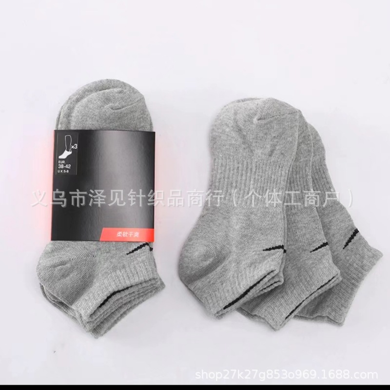 赤いボール紙の目に見えない四季グレー