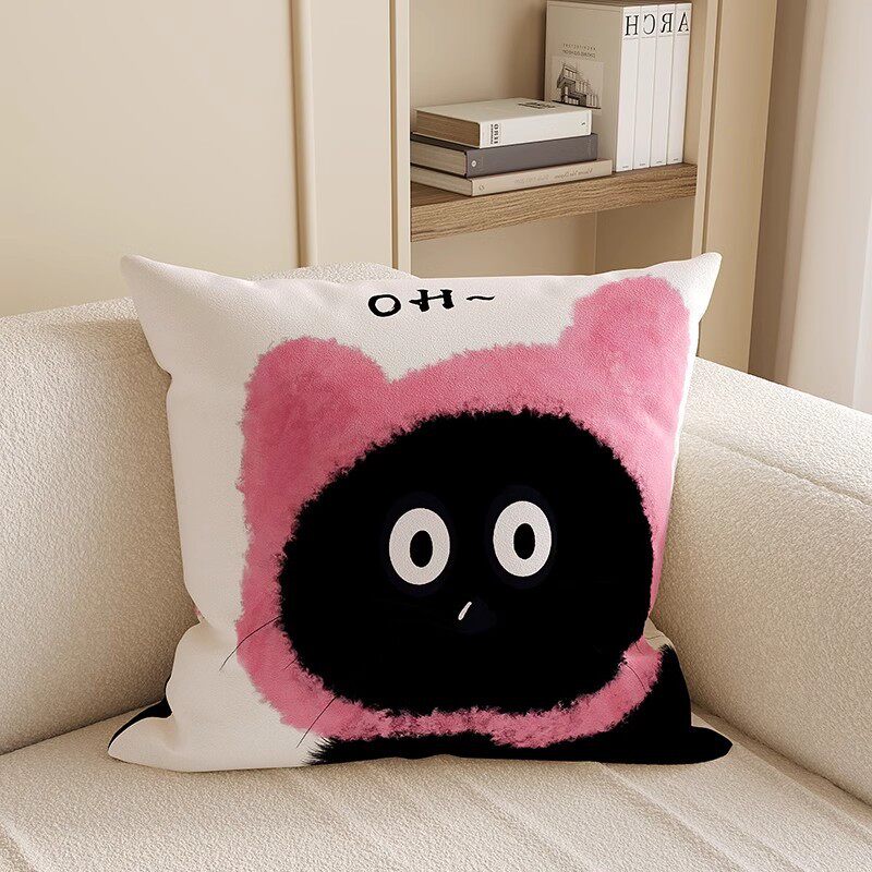 ピンクの帽子をかぶったかわいい黒猫