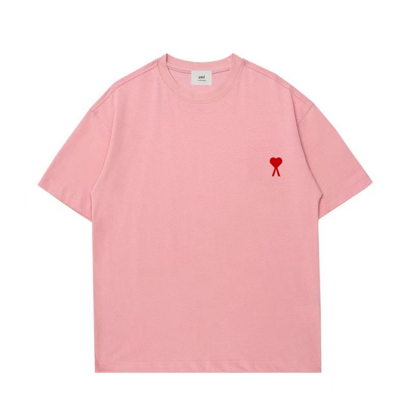 ピンクのTシャツに赤いハートの刺繍が入っています
