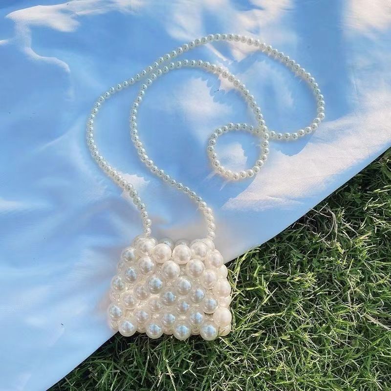 完成した白いクロスボディバッグ