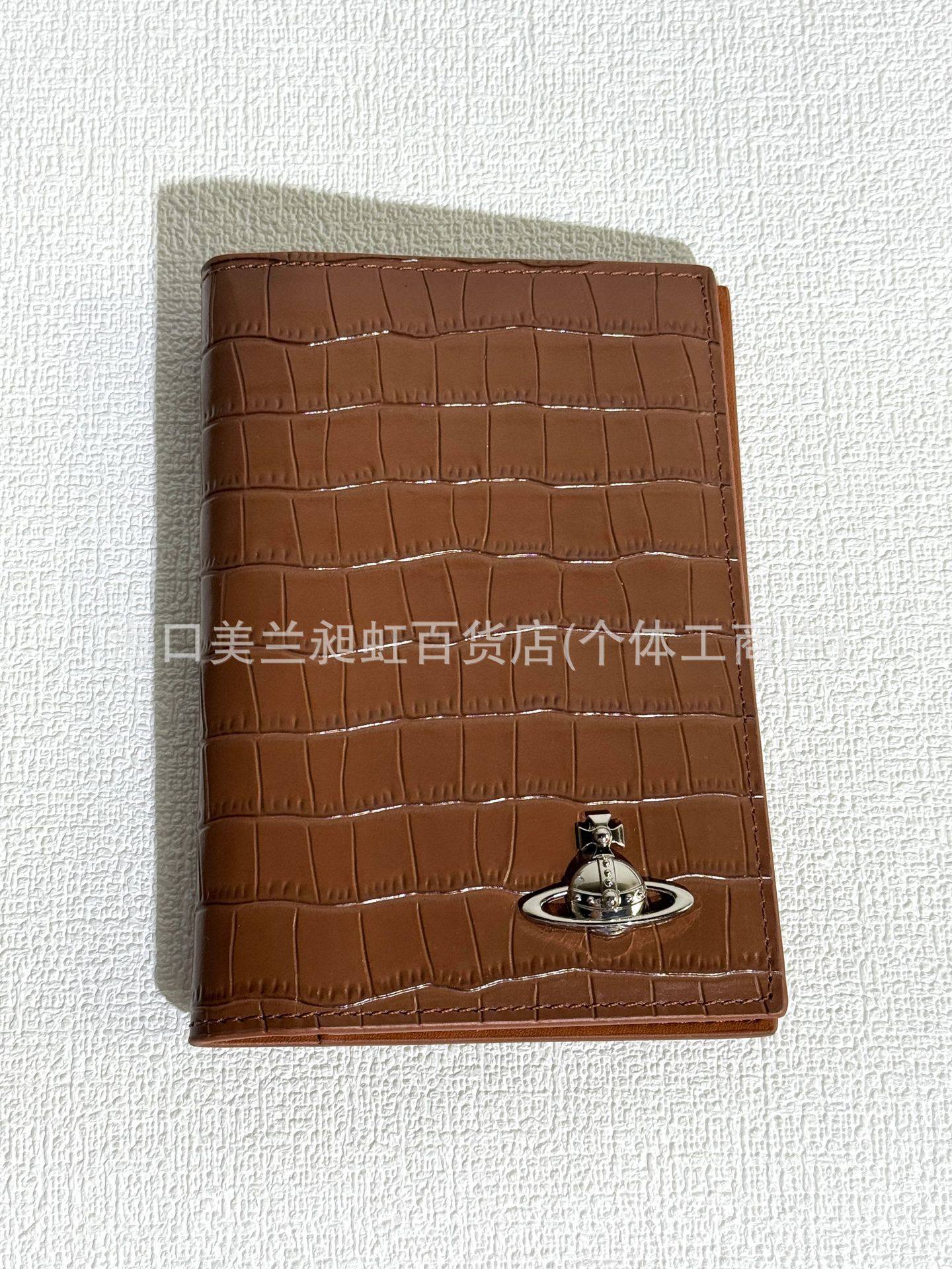 ブラウンのクロコダイル柄ラージカードホルダー