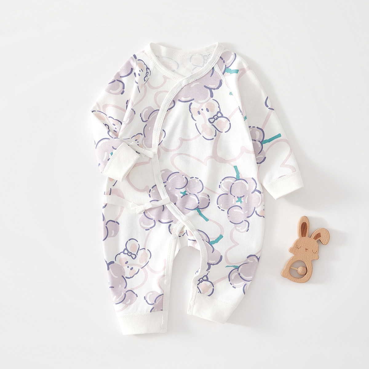 春と秋の蝶の服は紫ブドウをいっぱいに印刷します。