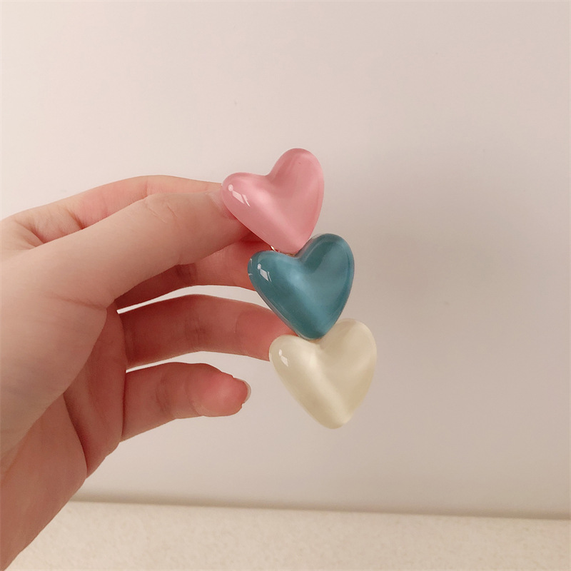 ピンクの青い米は色の愛の心にぶつかります。