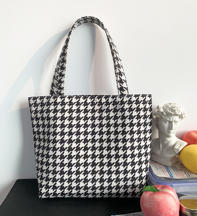 方眼バッグにファスナーがついている