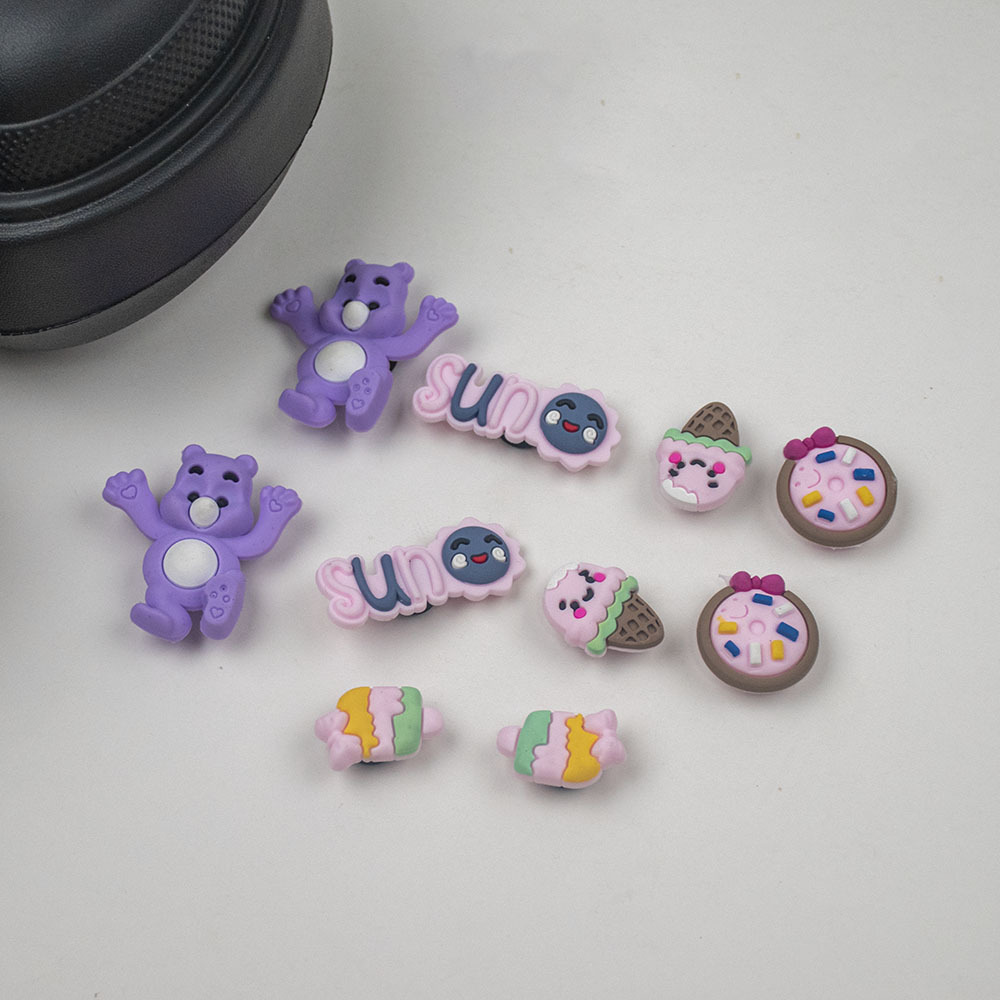 足を上げる熊(10個のアクセサリー)