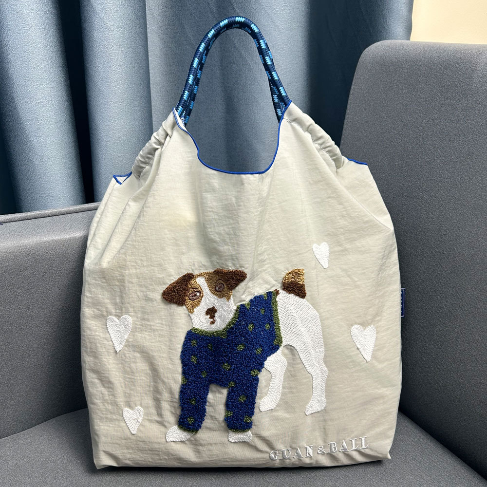 薄い灰色の犬