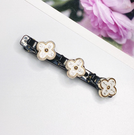 白いラインストーンの四つ葉のクローバー（単品）