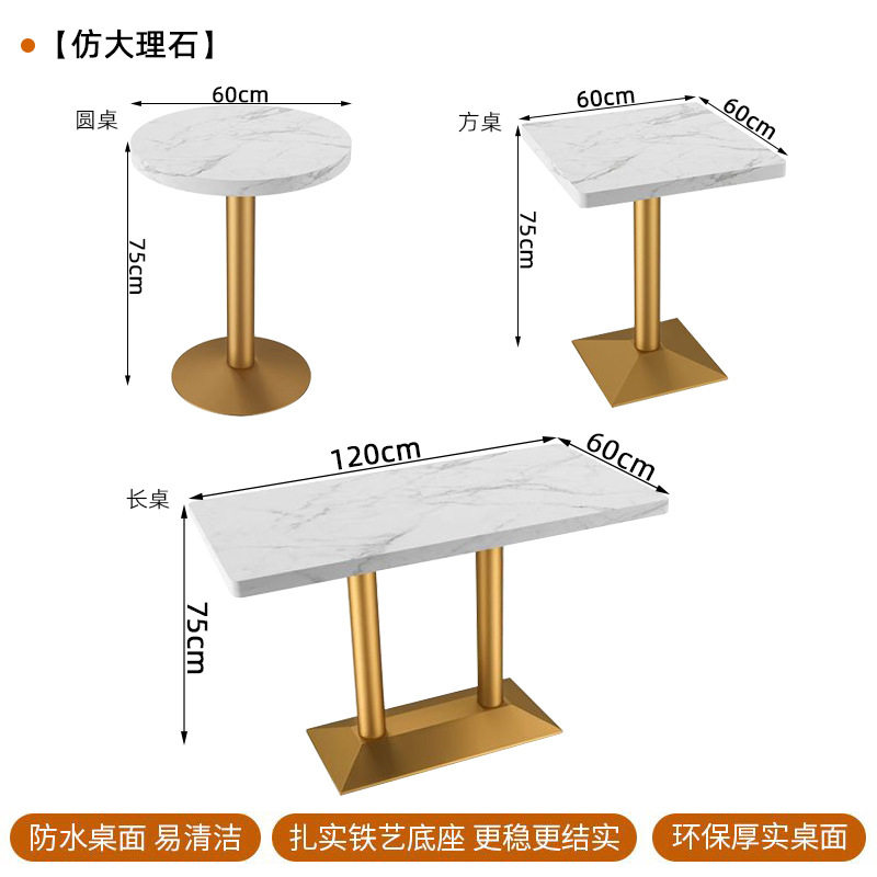 大理石のデスクトップの金色の足をまねる