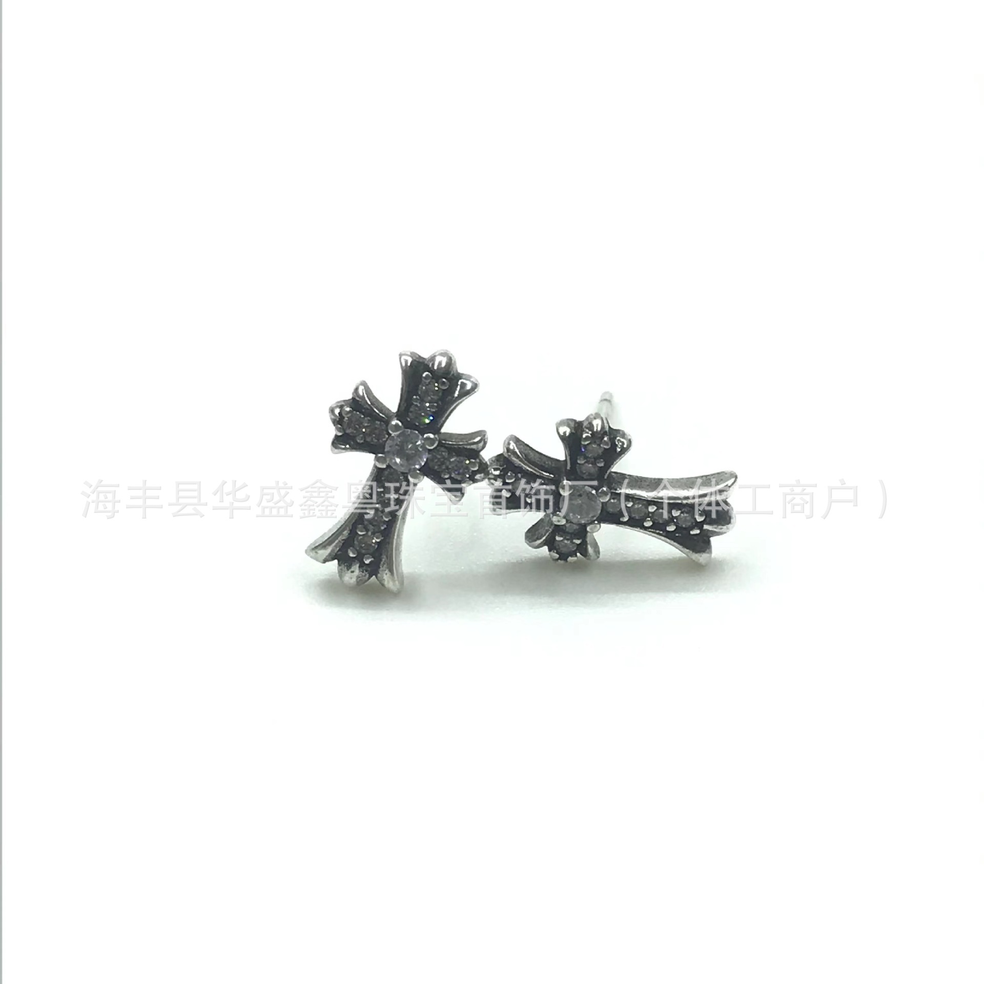 フルダイヤモンドクロスピアス