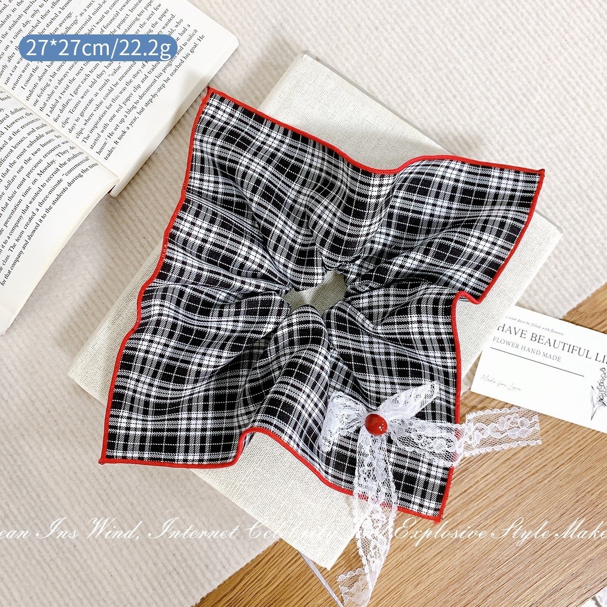 コントラストカラーのスクエアスカーフ