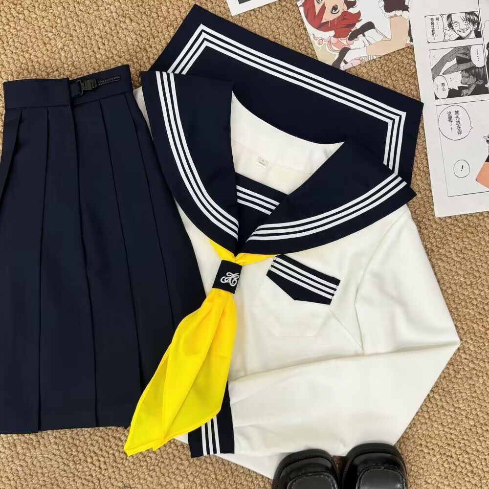 改良された白いスリーピース長袖 + 青いスカート + 黄色の三角スカーフ + リングバックル