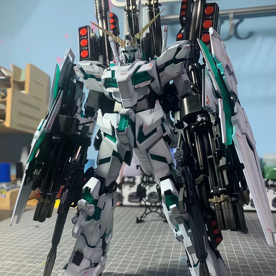：（未塗装）完全武装タイパンユニコーン覚醒＋光速砲＋シールド３枚＋燃料タンク（ホットモデル）