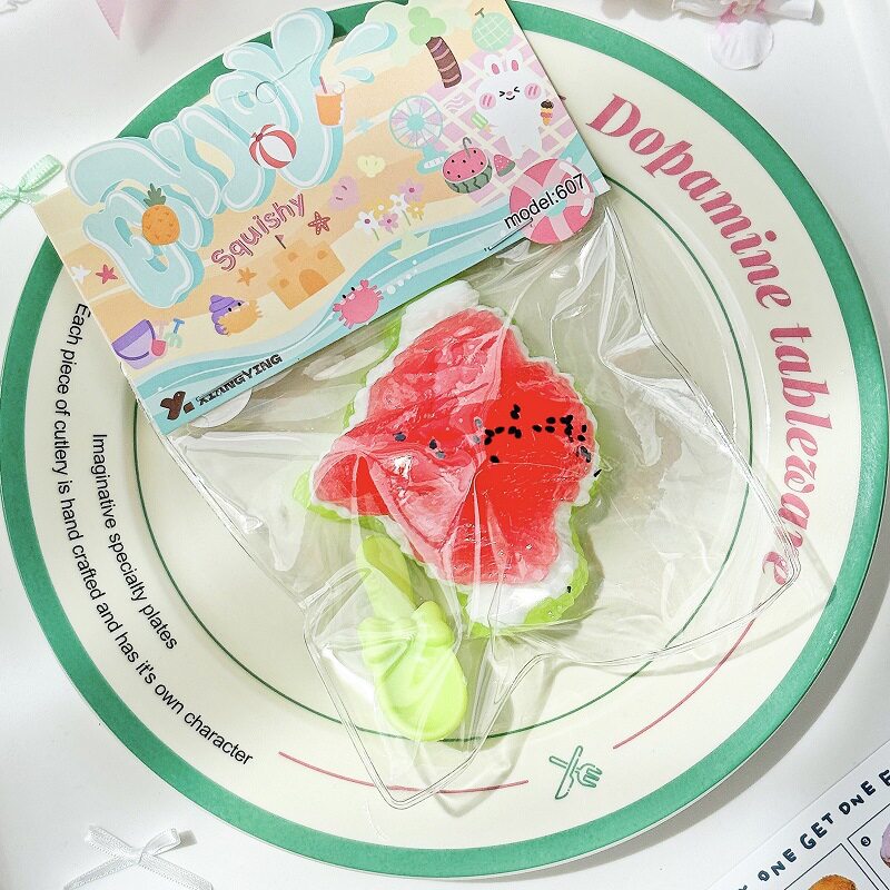 スイカクロワッサン（12の倍数で箱をプレゼント）