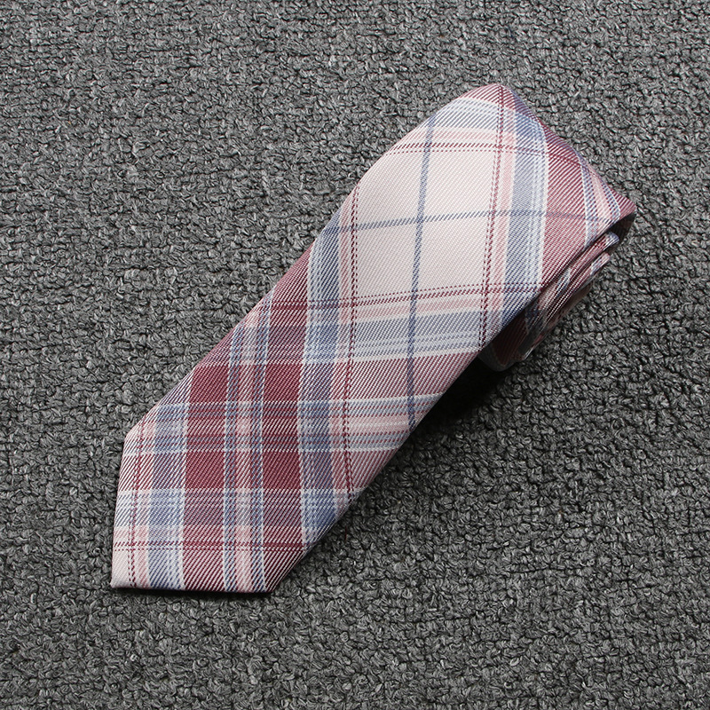 大きなピンクのチェック柄のネクタイ