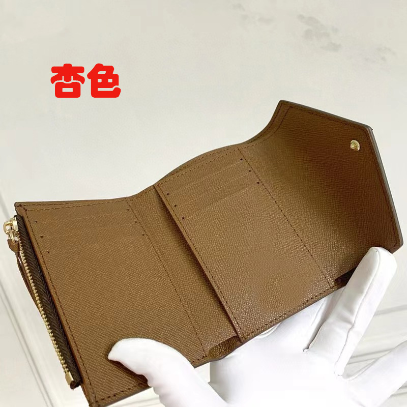 カーキ