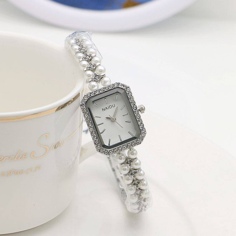 表面が白いシルバー