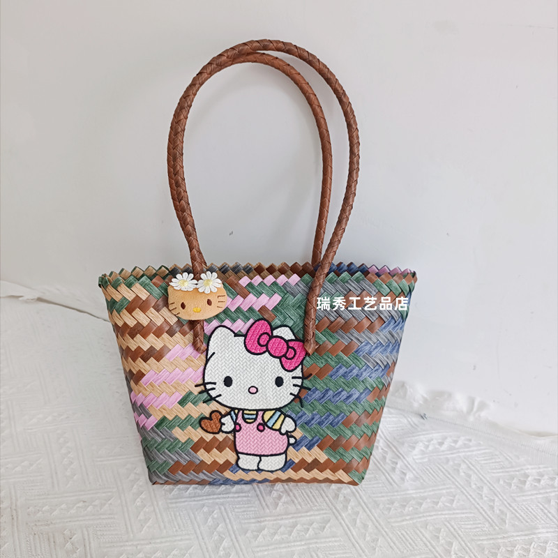 KT猫人形の刺繍が入ったグレーのショルダーバスケット