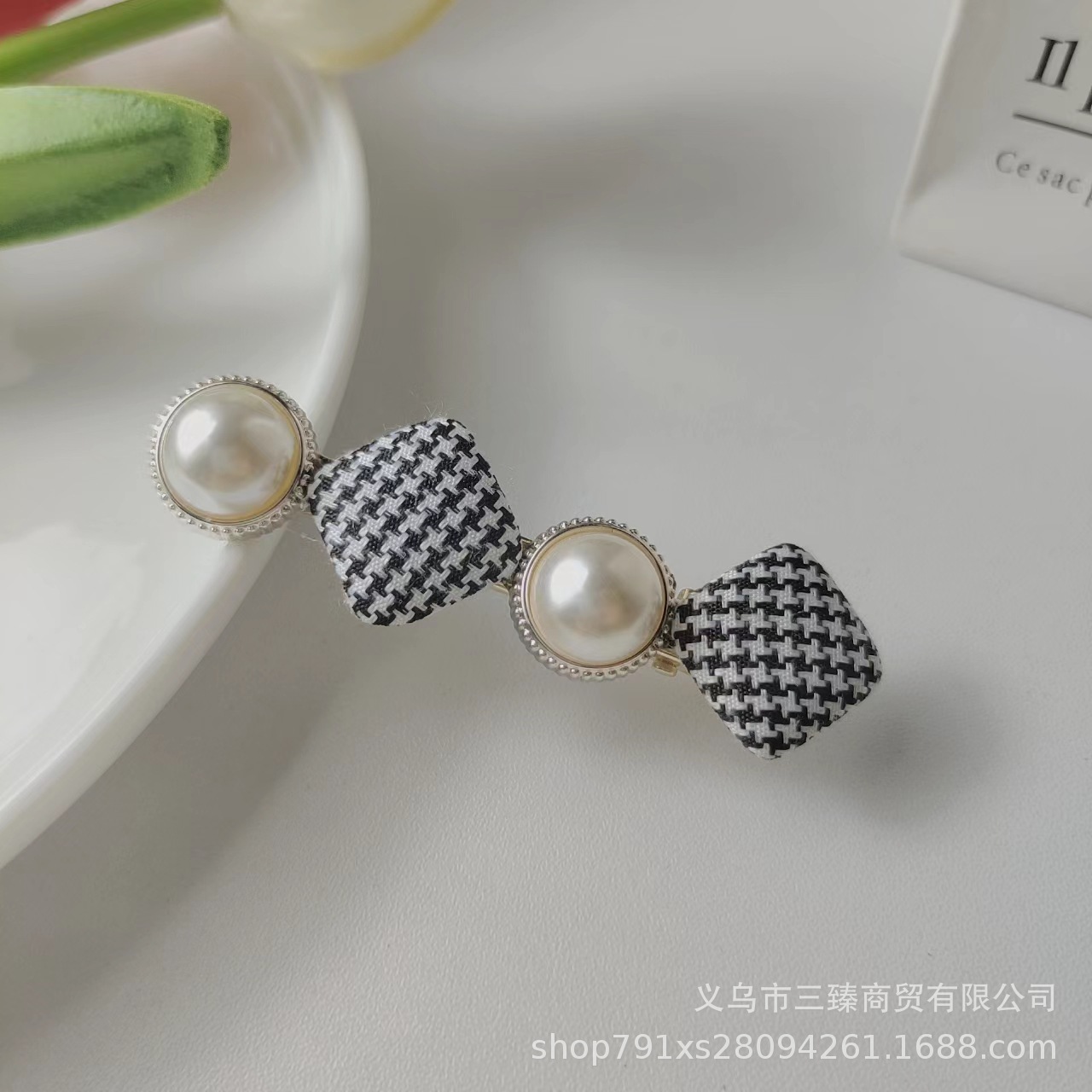 青い格子 + 真珠