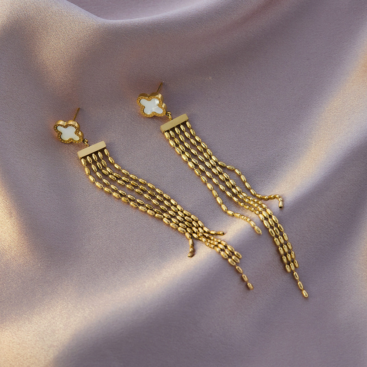 四つ葉のクローバータッセルイヤリング