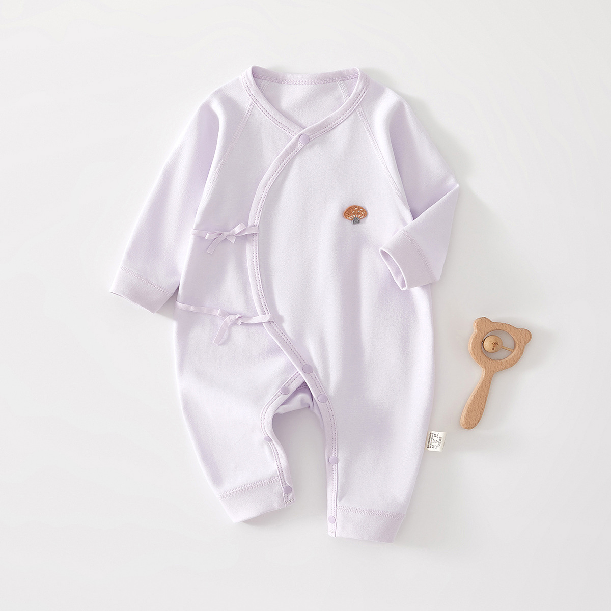 春と秋の蝶の服のきれいな色の紫ブドウ
