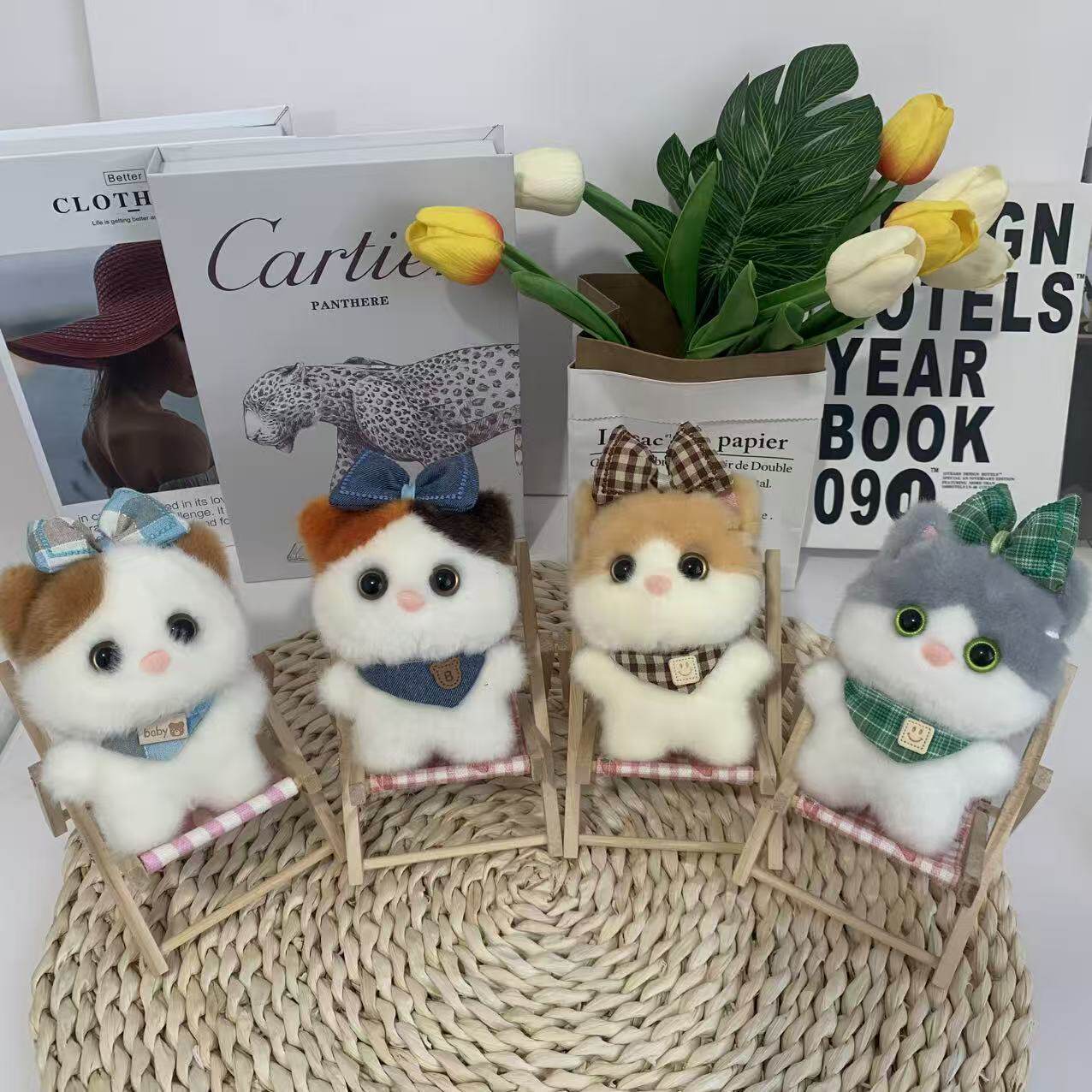 よだれかけの小さな子猫