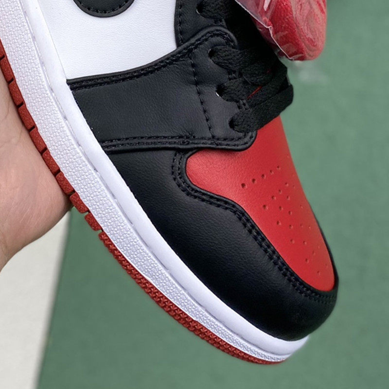 AJ1 ロートップ黒と赤のつま先