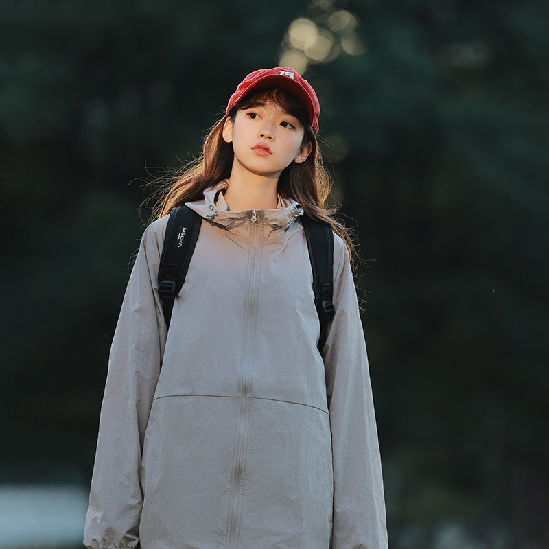 薄い灰色の女性