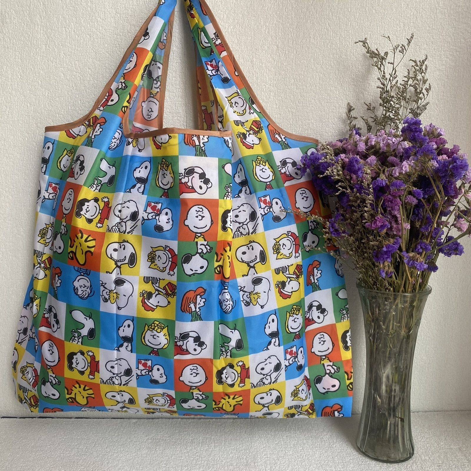 カラフルなチェック柄のスヌーピー