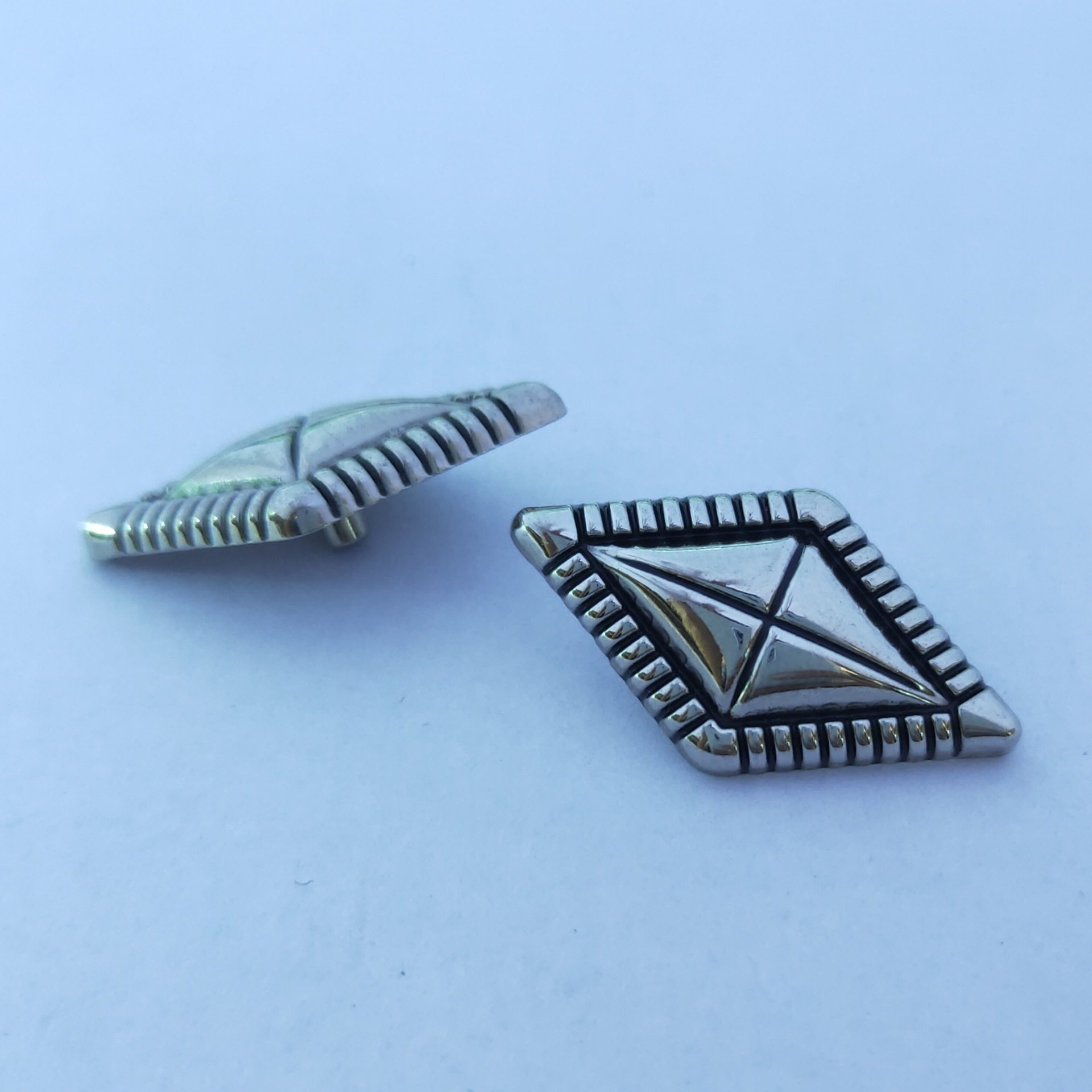 31x17mm*ひし形*吊り下げ白と黒*ドットオイル